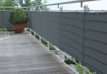 Revestimiento de balcones como proteccin contra el viento y la intimidad